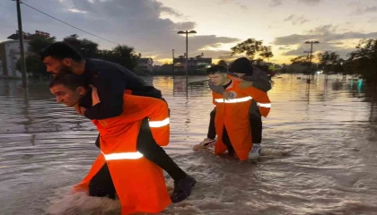 Manavgattaki su baskınlarında mahsur kalan vatandaşlar botla kurtarıldı