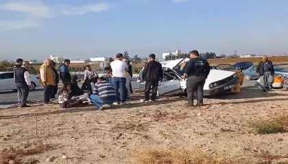 Mersinde 2 otomobilin çarpıştığı kazada 6 kişi yaralandı