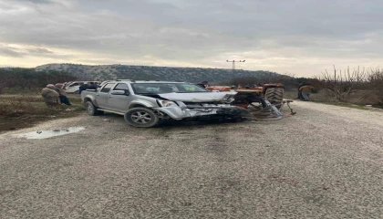 Mersinde kamyonet traktöre arkadan çarptı: 4 yaralı