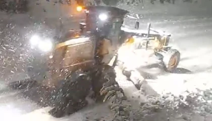 Mersinde kar yağan yaylaya çıkan vatandaşların araçları yolda kaldı