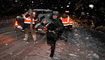 Mersinde mahsur kalanların imdadına karla mücadele ekipleri yetişti