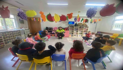 Mersinde öğrenciler trafik güvenliği konusunda bilgilendiriliyor