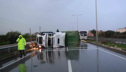 Mersinde yağış nedeniyle kontrolden çıkan tır bariyere çarpıp devrildi