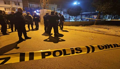 Motosikletli kasklı şüpheli, sokak ortasında bir kişiyi başından vurarak öldürdü