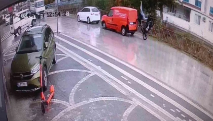 Motosikletliye takla attıran kaza kamerada
