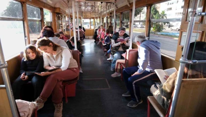 Nostalji Tramvayında kitap okudular