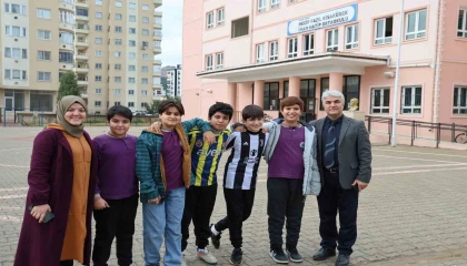 Okul bahçesine giren köpek öğrencilerle maç yaptı