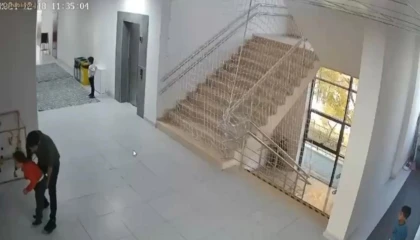 Okul müdürünün Heimlich manevrası öğrenciyi kurtardı