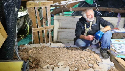 Ölürken gözyaşlarına boğulduğu köpeğini yaşadığı barakaya gömdü