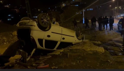 Osmaniyede park halindeki araca çarpan otomobil takla attı: 1 yaralı