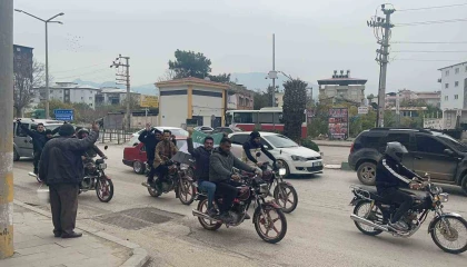 Osmaniyedeki Suriyeliler Esedin gidişini kutladı