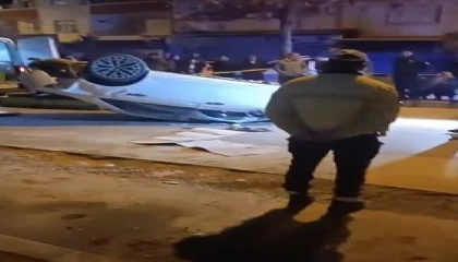 Otomobil park halindeki araç ile trafoya çarpıp devrildi: 1 ölü, 3 yaralı