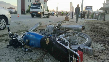 Otomobile çarpan motosikletli yaralandı