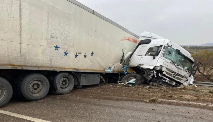 Otoyolda kontrolden çıkan tır kaza yaptı: 1 kişi yaralandı