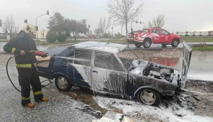 Park halindeki Tofaş, şiddetli yağmura rağmen yanarak kullanılamaz hale geldi