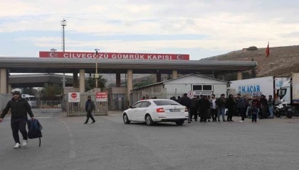 Rejimin devrildiğini duyan Suriyeliler ülkelerine dönmek için Cilvegözüne akın ettiler