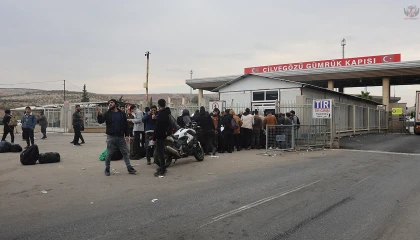 Rejimin devrildiğini duyan Suriyeliler ülkelerine dönmek için Cilvegözü’ne akın ettiler