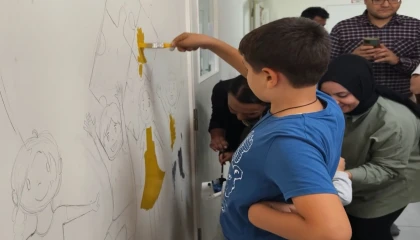 Resim kursunda kendini geliştiren otizmli Ömür Kaan, şimdi koridorları boyuyor