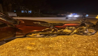 Serikte otomobil ile motosiklet çarpıştı: 1 ölü 1 yaralı