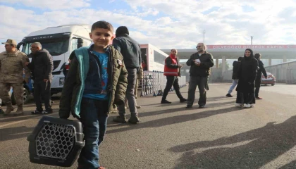 Suriyeli Ahmet kedisi Esmer ile memleket yolunda