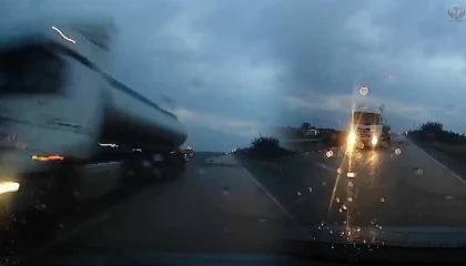 Sürücüsünün direksiyon hakimiyeti kaybettiği tanker karşı şeride geçti