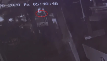 Takla atan araçtan gençleri yola savuran kaza güvenlik kamerasında