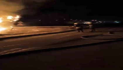 Tarsusta aydınlatma direğine çarpan otomobil alev alev yandı