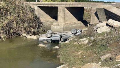 Tarsusta otomobil kanala düştü: 1 yaralı