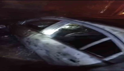 Tarsusta park halindeki otomobil yandı