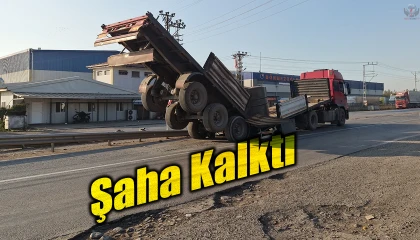 Taşıdığı yük ağır gelen tırın dorsesi şaha kalktı