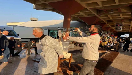 Tezgahı alınan Yılancı Osman ayranı sırtında taşıdığı kova ile satıyor