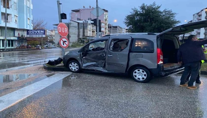 Ticari araç ile minibüs kavşakta çarpıştı