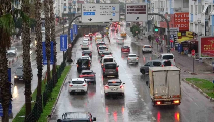 Turuncu kodla uyarılan Antalya güne yağışla başladı