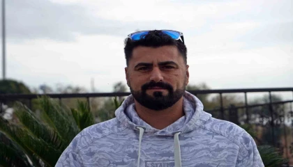 Tuttuğu boyu kadar köpek balığını sahilde kucaklayıp denize bıraktı