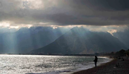 Yağmur bulutlarının arasındaki ışık hüzmesi hayran bıraktı