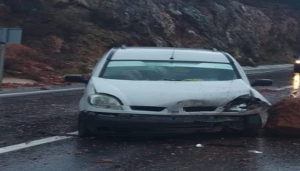 Yola düşen kaya parçası kazaya neden oldu: 1 yaralı