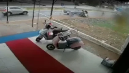 Yoldan çıkan otomobil kaldırımdaki bebek arabalı yayalara çarptı: 3 yaralı