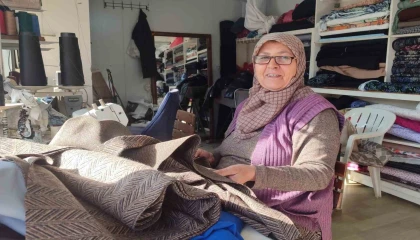 5 çocuklu kadın konteynerde terzilik yapıyor