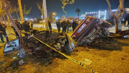 Adanada ağaçlara çarpan otomobil ikiye ayrıldı: 1 ölü, 2 yaralı