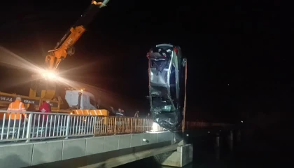 Adanada baraja düşen otomobil sürücünün cansız bedenine ulaşıldı