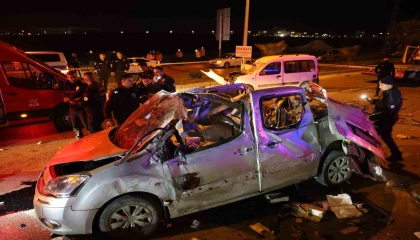 Adanada feci kaza... Ters yöne girdi, karşıdan gelen araçla çarpıştı: 1 ölü, 2 yaralı