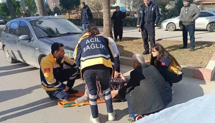 Adanada otomobilin çarptığı yaşlı kadın yaralandı