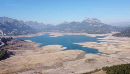 Adanada sıcak hava ağaçları erken uyandırdı, barajlardaki korkutan seviye havadan görüntülendi