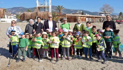 Alanya Belediye Başkanı Özçelik, çocuklar ile sahili temizledi