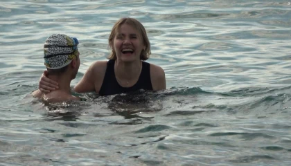 Alanyada turistler sıcak havanın keyfini plajda çıkardı