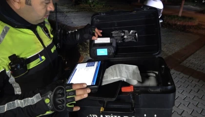 Alanyada yarış yapmak için toplanan motosiklet sürücülerine polis baskını