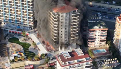 Alanyadaki otel inşaatı yangınının başladığı anlar dron kamerasında