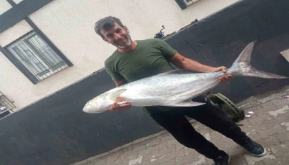 Amatör balıkçının 30 kiloluk balık heyecanı 13 bin TLlik telefona mal oldu