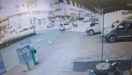 Aniden dönen otomobille çarpışan motosiklet sürücüsü ölümle burun buruna geldi