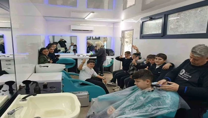 Antalya Büyükşehirden taşımalı Mobil Kuaför Tırı öğrencilerin hizmetinde